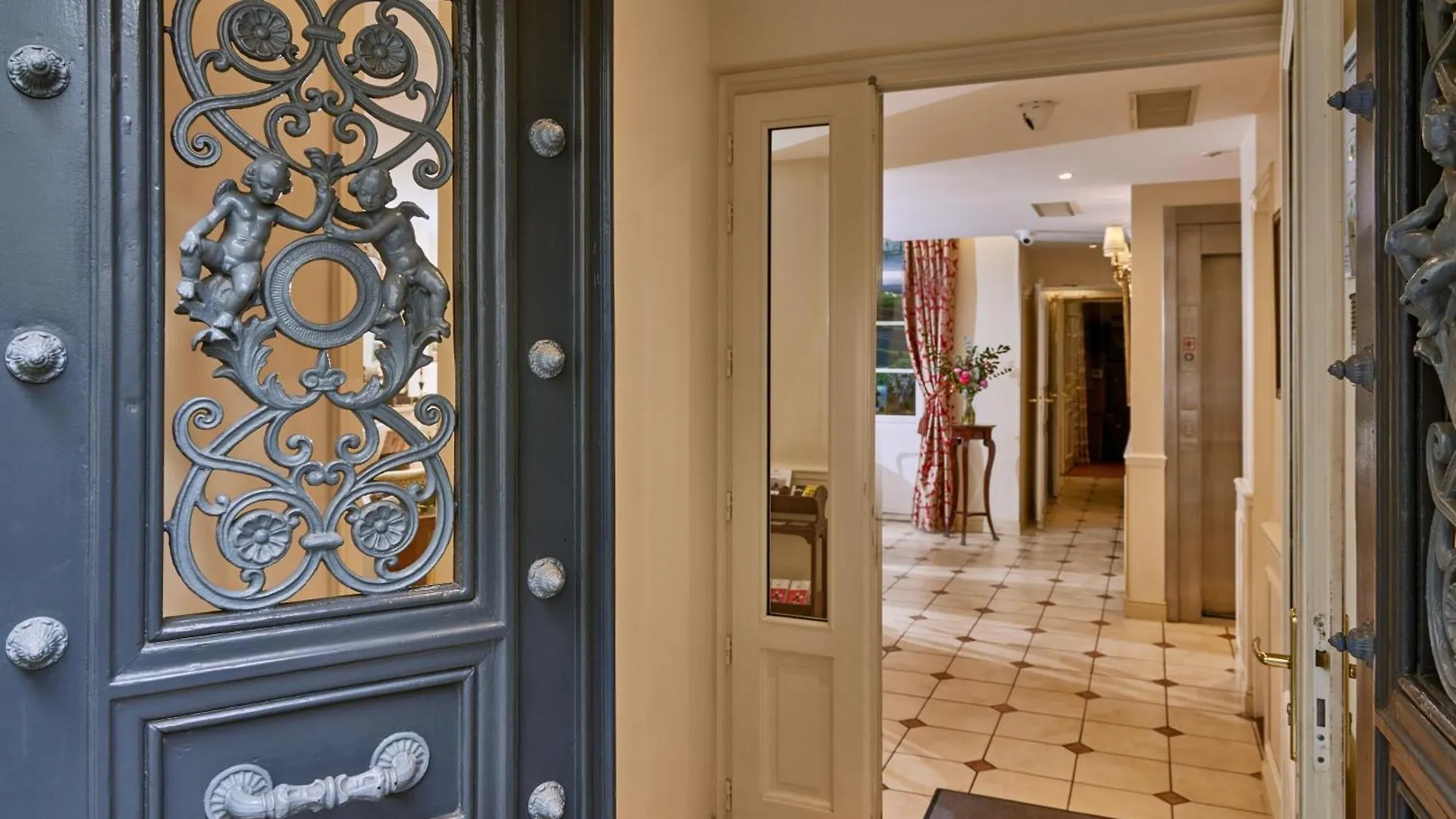 Le Relais Montmartre Hotel 4*